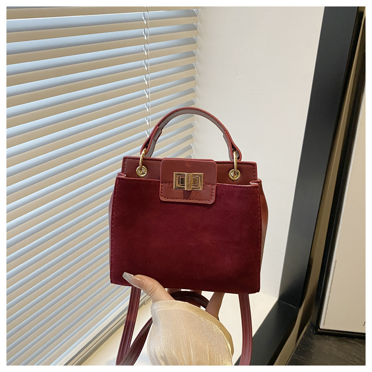 Stilna ženska crossbody torba s jednom naramenicom, mat završetak, retro kopča, svakodnevna torba, model 2025