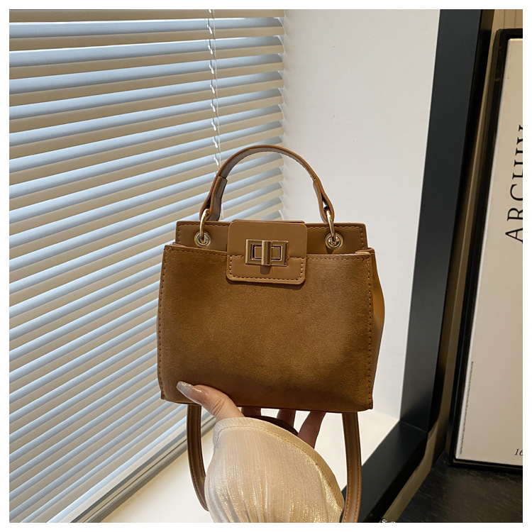 Stilna ženska crossbody torba s jednom naramenicom, mat završetak, retro kopča, svakodnevna torba, model 2025