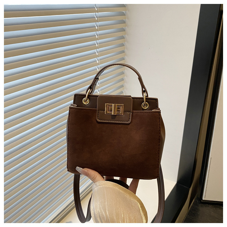 Stilna ženska crossbody torba s jednom naramenicom, mat završetak, retro kopča, svakodnevna torba, model 2025