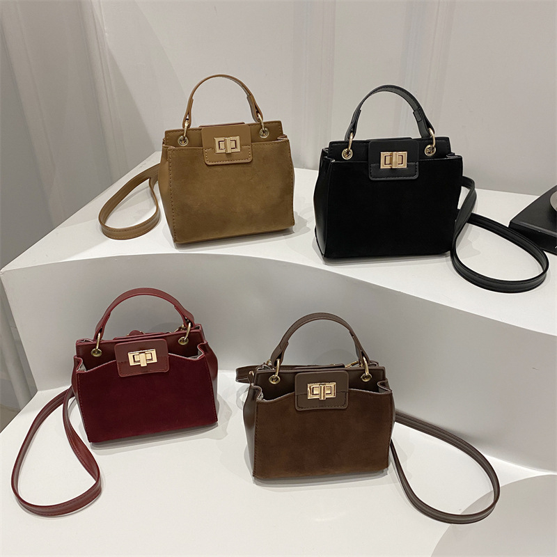 Stilna ženska crossbody torba s jednom naramenicom, mat završetak, retro kopča, svakodnevna torba, model 2025