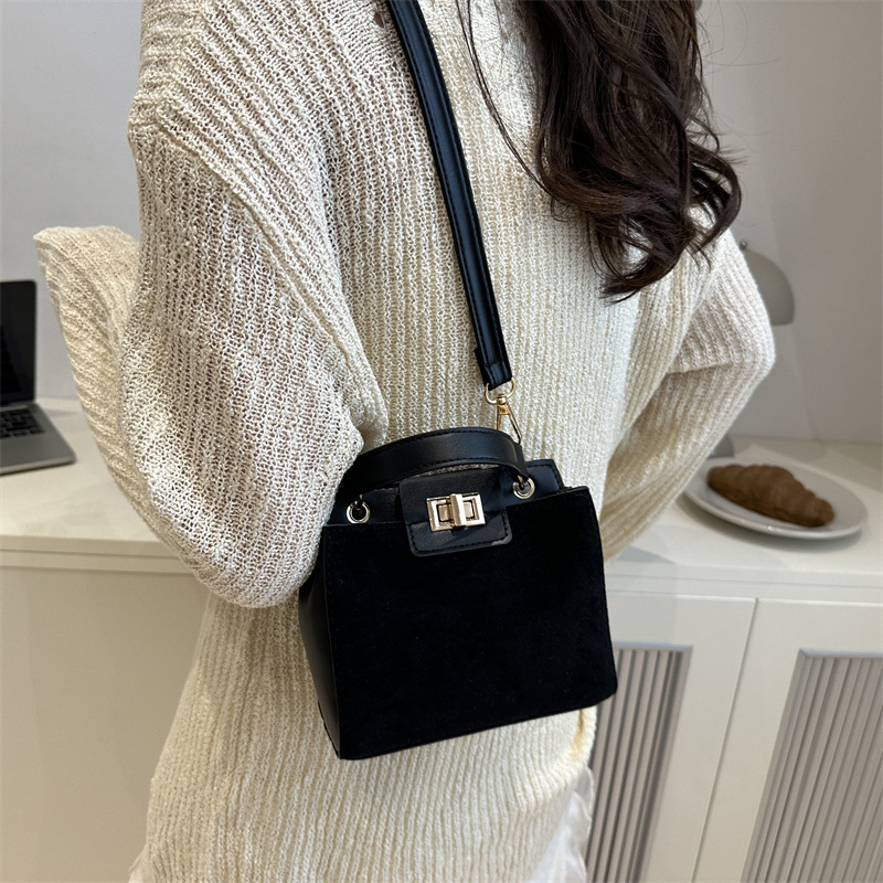 Stilna ženska crossbody torba s jednom naramenicom, mat završetak, retro kopča, svakodnevna torba, model 2025