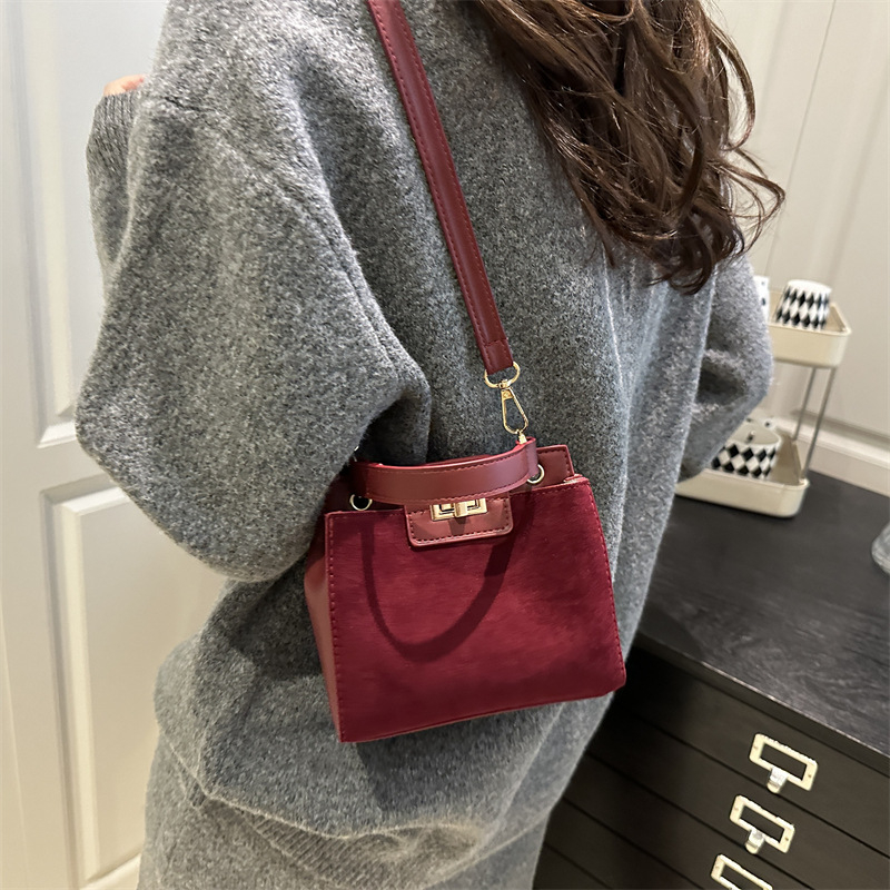Stilna ženska crossbody torba s jednom naramenicom, mat završetak, retro kopča, svakodnevna torba, model 2025