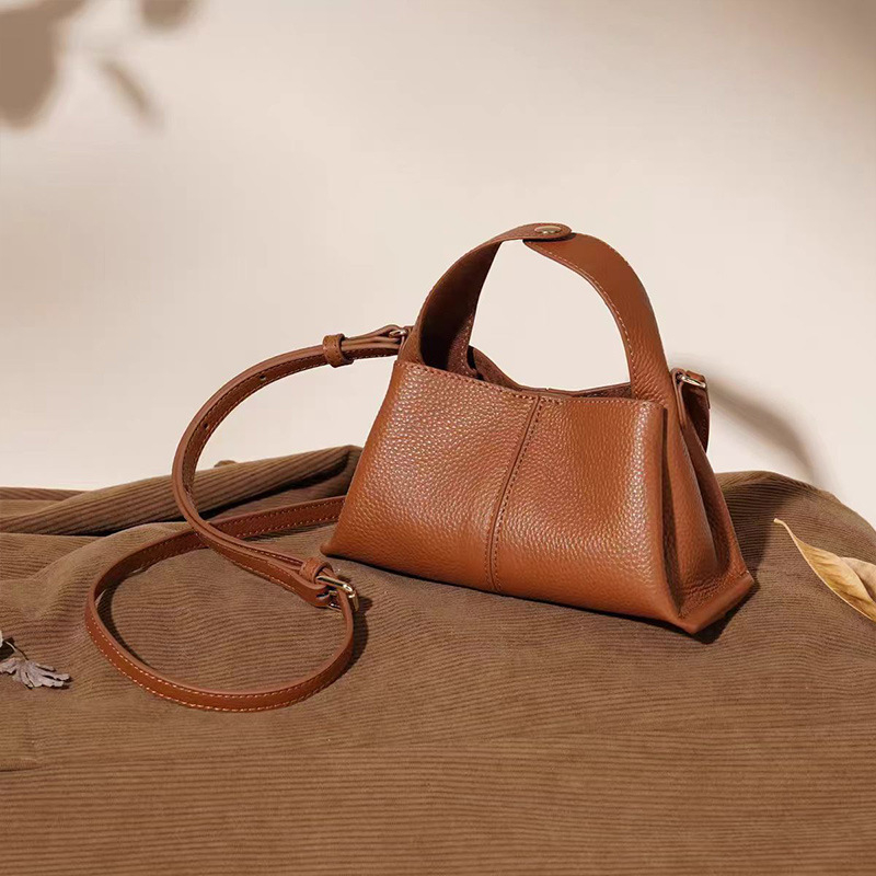 Mala torbica od prave kože, ljeto 2025, moderan stil za rame i crossbody, svestrana ženska torbica