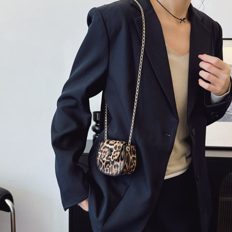 Mini ženska torbica s leopard uzorkom, lančani remen preko ramena, Instagram stil, novi model 2026