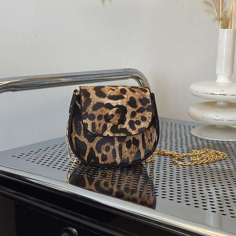 Mini ženska torbica s leopard uzorkom, lančani remen preko ramena, Instagram stil, novi model 2026