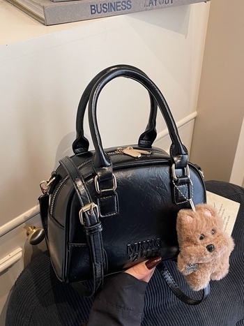Srednja torba u obliku jastuka od PU kože s završnim premazom uljanim voskom, urban minimalistički stil, nošenje ručno/na rame/crossbody, zatvaranje na zip, unutarnji džep za telefon i džep na zip, proljeće 2026