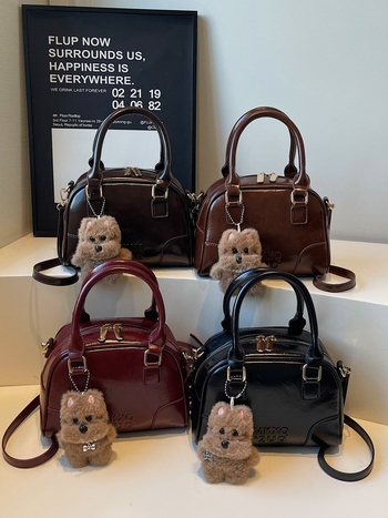 Srednja torba u obliku jastuka od PU kože s završnim premazom uljanim voskom, urban minimalistički stil, nošenje ručno/na rame/crossbody, zatvaranje na zip, unutarnji džep za telefon i džep na zip, proljeće 2026