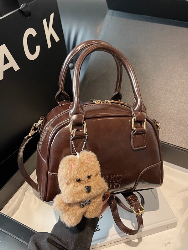 Srednja torba u obliku jastuka od PU kože s završnim premazom uljanim voskom, urban minimalistički stil, nošenje ručno/na rame/crossbody, zatvaranje na zip, unutarnji džep za telefon i džep na zip, proljeće 2026