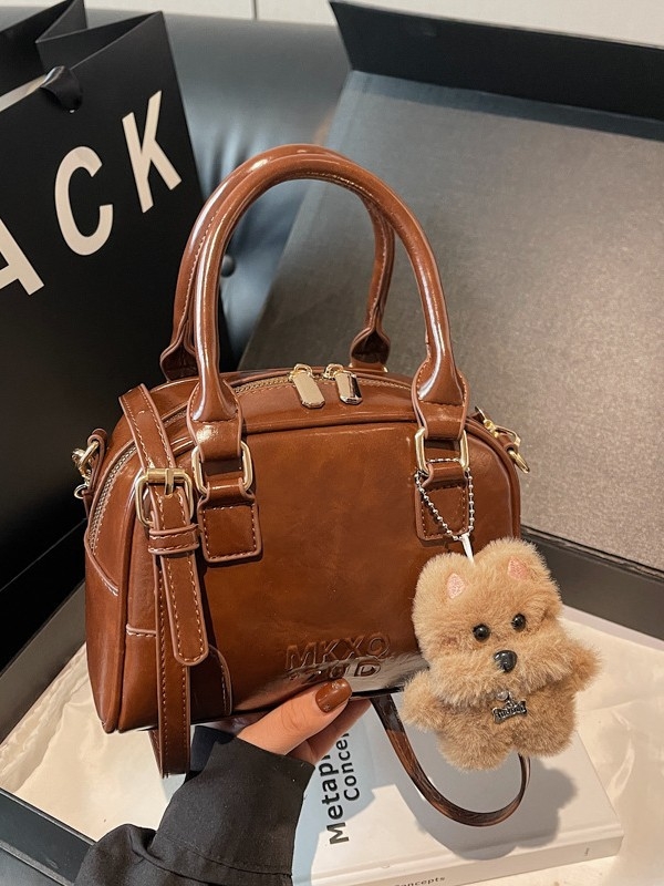 Srednja torba u obliku jastuka od PU kože s završnim premazom uljanim voskom, urban minimalistički stil, nošenje ručno/na rame/crossbody, zatvaranje na zip, unutarnji džep za telefon i džep na zip, proljeće 2026