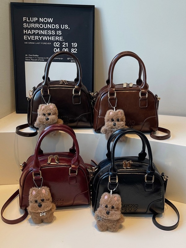 Srednja torba u obliku jastuka od PU kože s završnim premazom uljanim voskom, urban minimalistički stil, nošenje ručno/na rame/crossbody, zatvaranje na zip, unutarnji džep za telefon i džep na zip, proljeće 2026