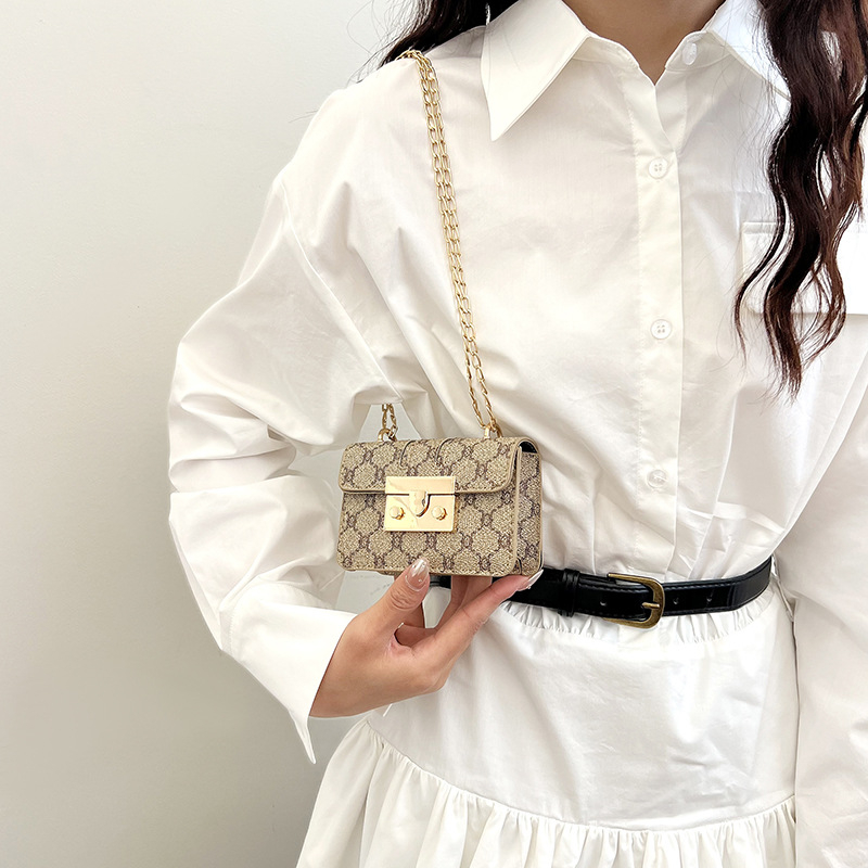 Mala torbica za ruž za žene, crossbody torba u Chanel stilu s lancima i ukrasom za slušalice