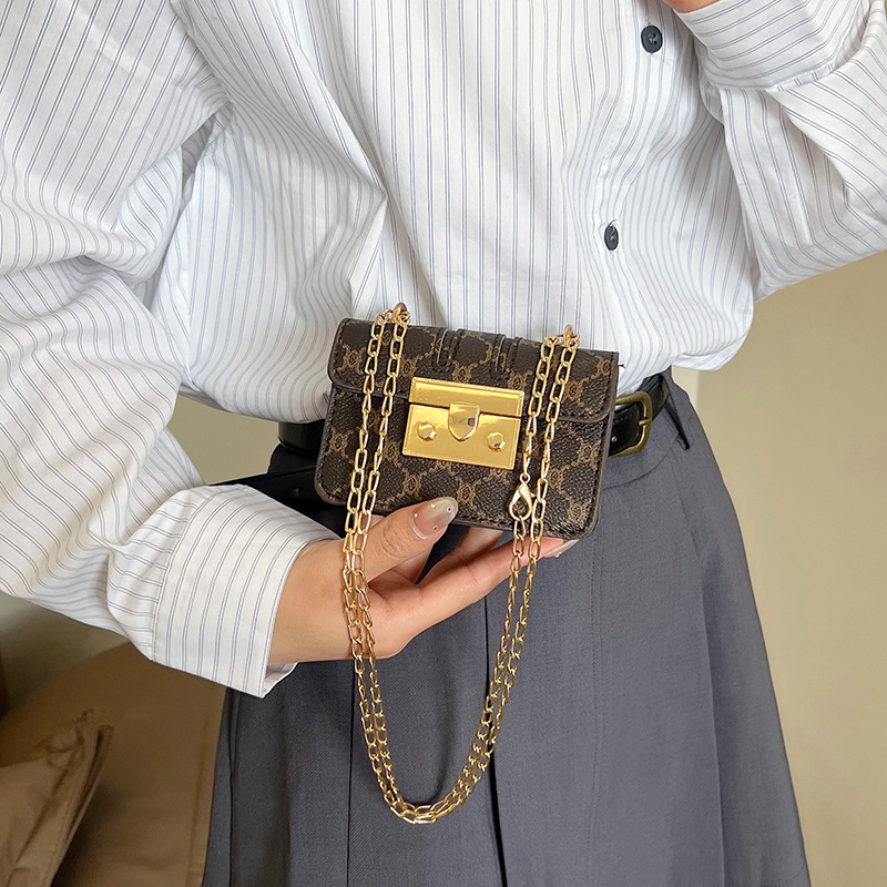 Mala torbica za ruž za žene, crossbody torba u Chanel stilu s lancima i ukrasom za slušalice