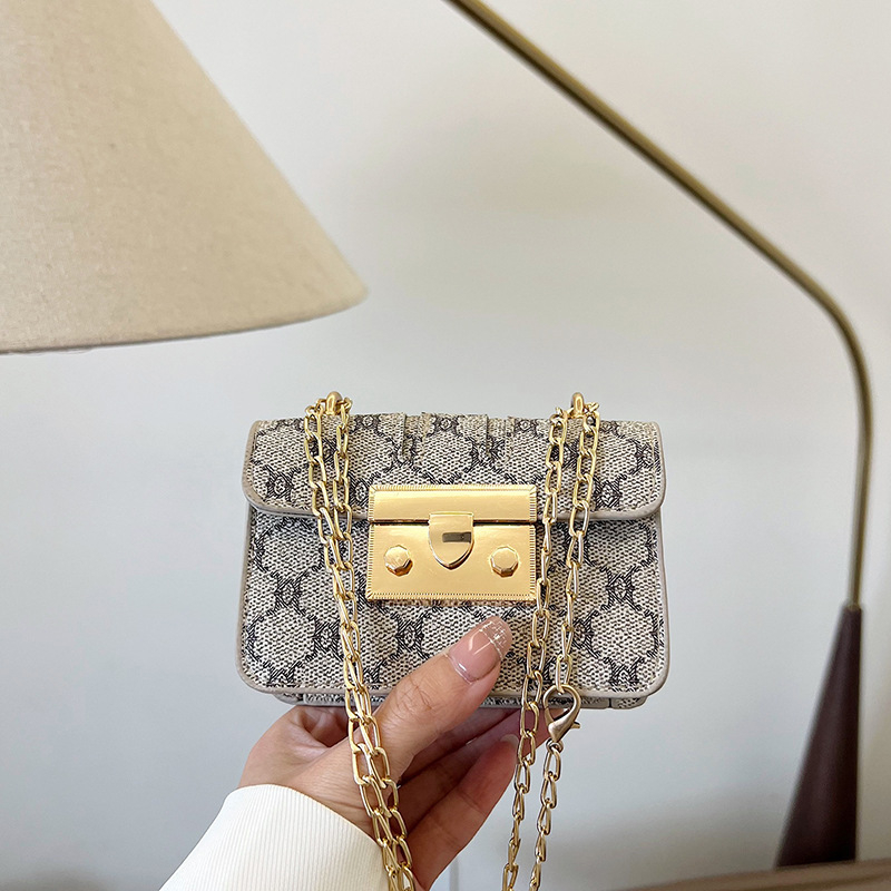 Mala torbica za ruž za žene, crossbody torba u Chanel stilu s lancima i ukrasom za slušalice