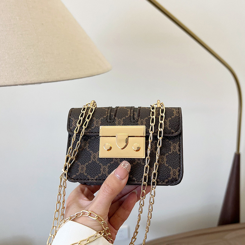 Mala torbica za ruž za žene, crossbody torba u Chanel stilu s lancima i ukrasom za slušalice