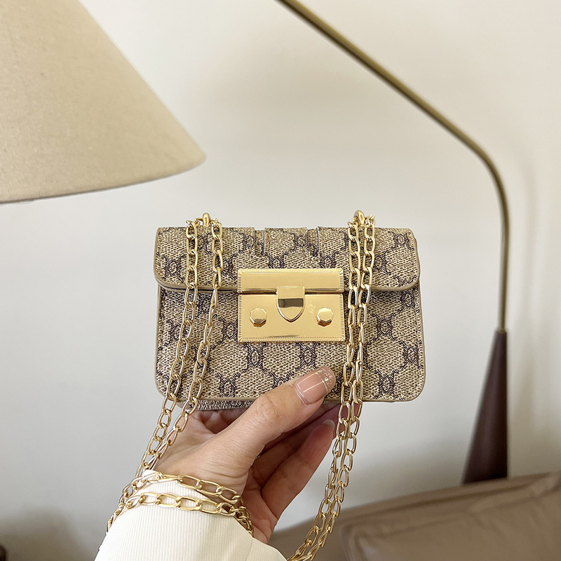 Mala torbica za ruž za žene, crossbody torba u Chanel stilu s lancima i ukrasom za slušalice