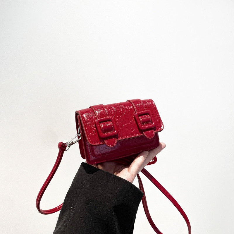 Mini ženska crossbody torba s laserskom lancem, ljeto 2025, vrhunska tekstura, mala kvadratna torba s džepom za ruž