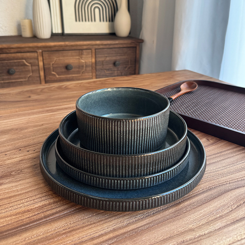 Veselă ceramică albastru închis, stil european vintage, cu relief, 18 piese, include farfurii de servire, farfurii plate, boluri de supă și farfurioare, cu defecte minore