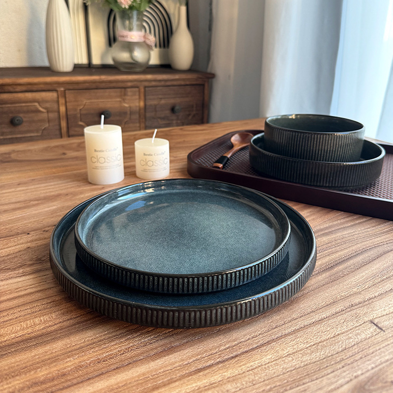 Veselă ceramică albastru închis, stil european vintage, cu relief, 18 piese, include farfurii de servire, farfurii plate, boluri de supă și farfurioare, cu defecte minore
