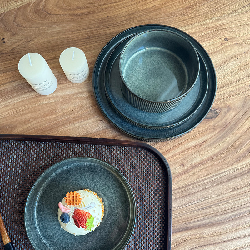 Veselă ceramică albastru închis, stil european vintage, cu relief, 18 piese, include farfurii de servire, farfurii plate, boluri de supă și farfurioare, cu defecte minore
