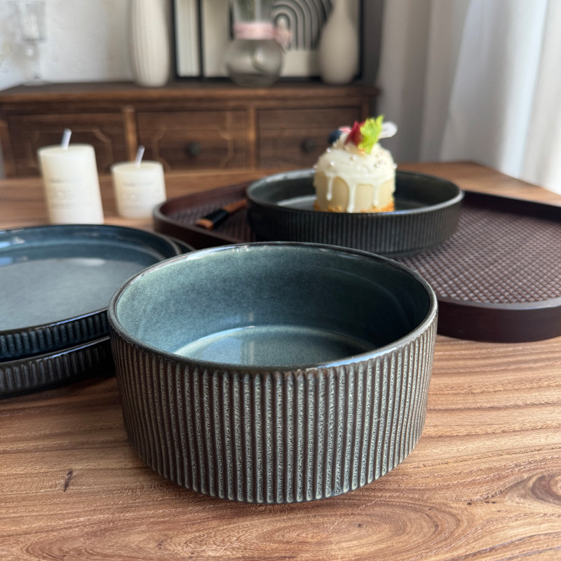 Veselă ceramică albastru închis, stil european vintage, cu relief, 18 piese, include farfurii de servire, farfurii plate, boluri de supă și farfurioare, cu defecte minore