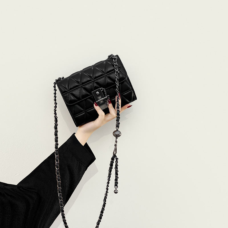 Visokokvalitetna ženska mini crossbody torbica s retro dizajnom crvene kovertne torbice i lancem, teksturirana, jesen-zima 2022.