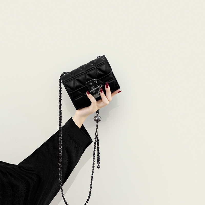 Visokokvalitetna ženska mini crossbody torbica s retro dizajnom crvene kovertne torbice i lancem, teksturirana, jesen-zima 2022.
