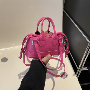 Ženska mini crossbody torba u candy bojama, dizajn inspiriran školjkom, PU materijal, kvadratni oblik, zatvaranje šnurem