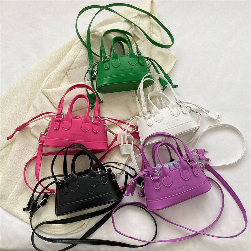 Ženska mini crossbody torba u candy bojama, dizajn inspiriran školjkom, PU materijal, kvadratni oblik, zatvaranje šnurem