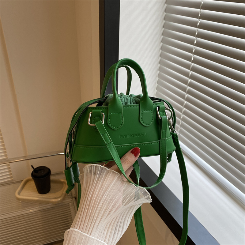Ženska mini crossbody torba u candy bojama, dizajn inspiriran školjkom, PU materijal, kvadratni oblik, zatvaranje šnurem