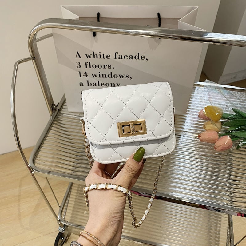 Mini crossbody torbica s dijamantnim šavom u Chanel stilu, ženska, korejski stil, ljeto 2026