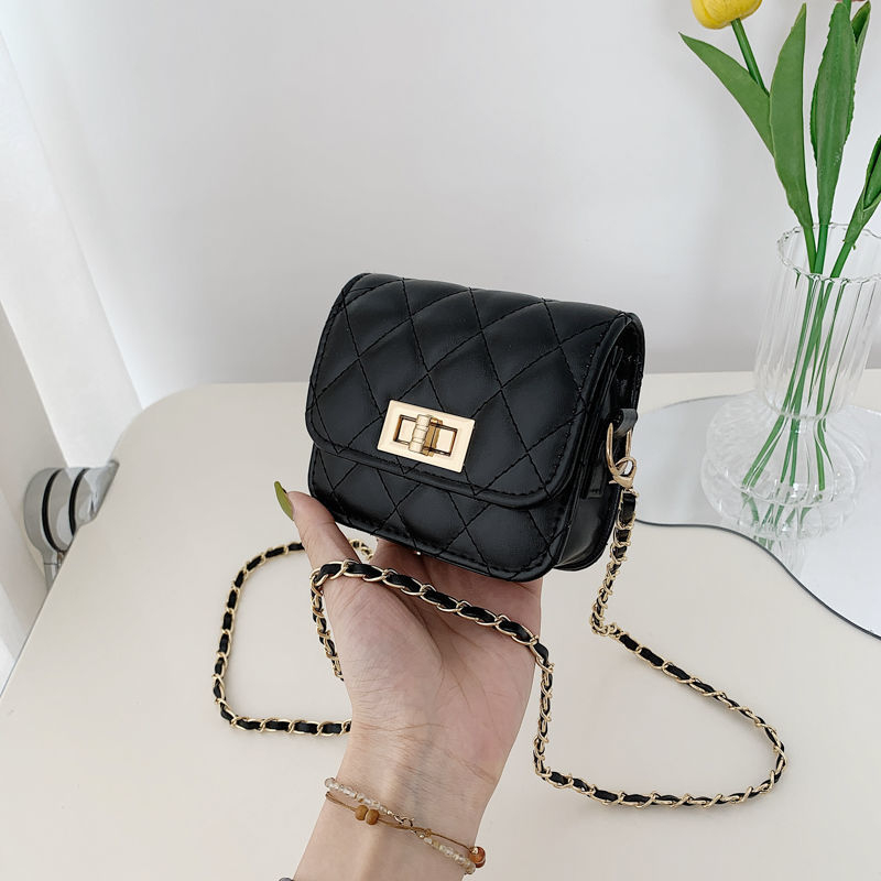 Mini crossbody torbica s dijamantnim šavom u Chanel stilu, ženska, korejski stil, ljeto 2026