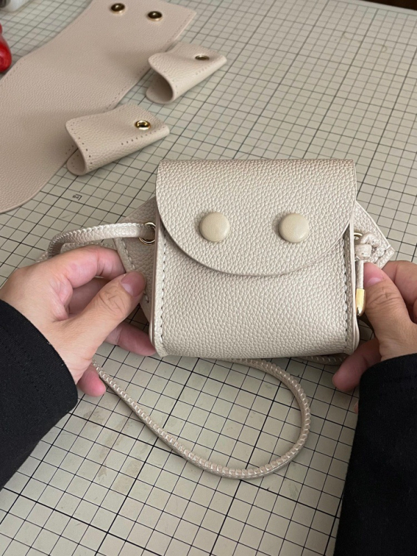 DIY komplet za ručne radove: mini torbica s licem za novčiće i ruž, s jednim naramenicom