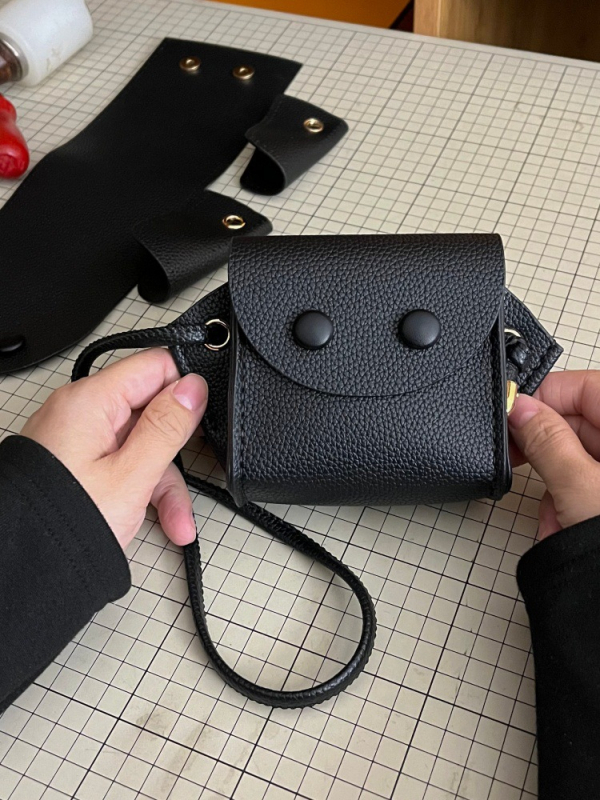 DIY komplet za ručne radove: mini torbica s licem za novčiće i ruž, s jednim naramenicom