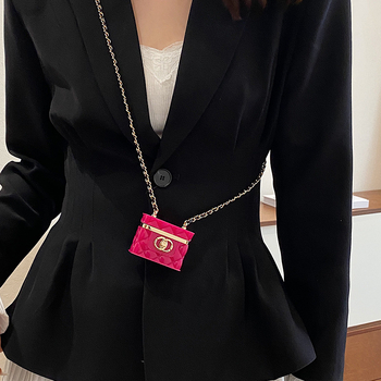 Akril ženska crossbody torbica, mala kvadratna, proljeće 2025, teksturirana površina inspirirana ružom, gradski stil