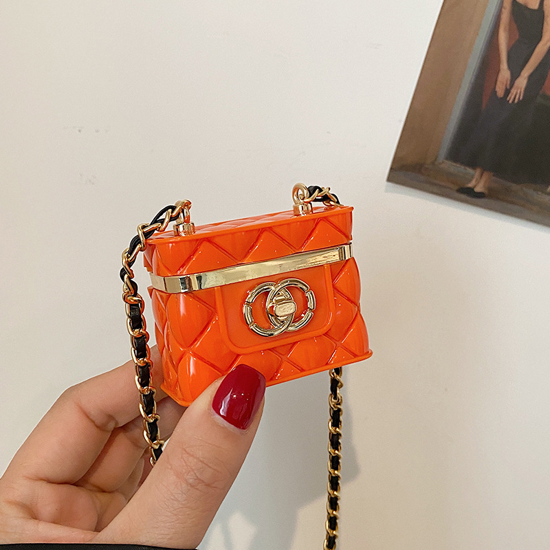 Akril ženska crossbody torbica, mala kvadratna, proljeće 2025, teksturirana površina inspirirana ružom, gradski stil