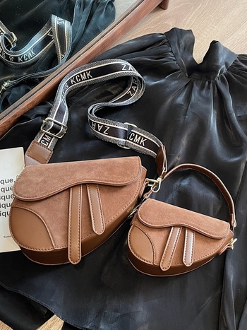 Ženska nubuk crossbody torbica s širokim remenom, proljeće/ljeto 2025, retro nišni dizajn, mini sedlovna torba