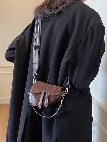 Ženska nubuk crossbody torbica s širokim remenom, proljeće/ljeto 2025, retro nišni dizajn, mini sedlovna torba