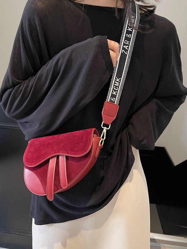 Ženska nubuk crossbody torbica s širokim remenom, proljeće/ljeto 2025, retro nišni dizajn, mini sedlovna torba