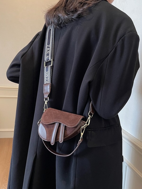 Ženska nubuk crossbody torbica s širokim remenom, proljeće/ljeto 2025, retro nišni dizajn, mini sedlovna torba