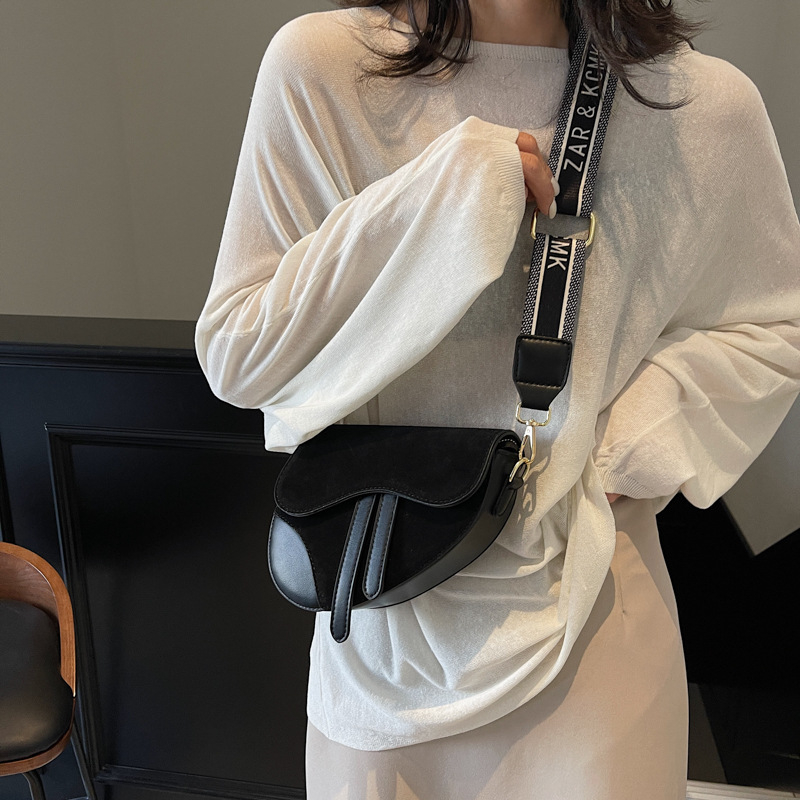 Ženska nubuk crossbody torbica s širokim remenom, proljeće/ljeto 2025, retro nišni dizajn, mini sedlovna torba