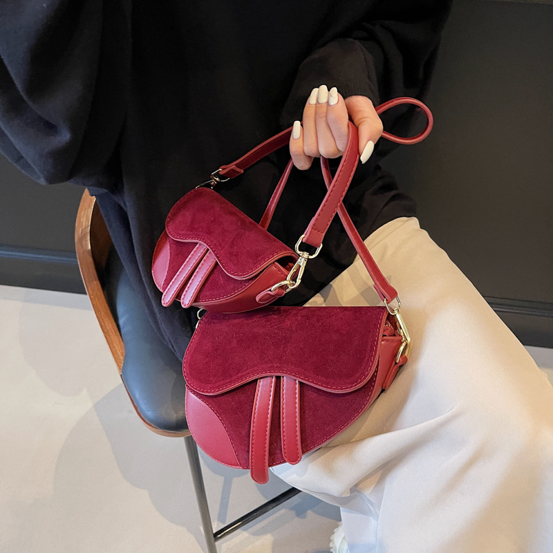 Ženska nubuk crossbody torbica s širokim remenom, proljeće/ljeto 2025, retro nišni dizajn, mini sedlovna torba