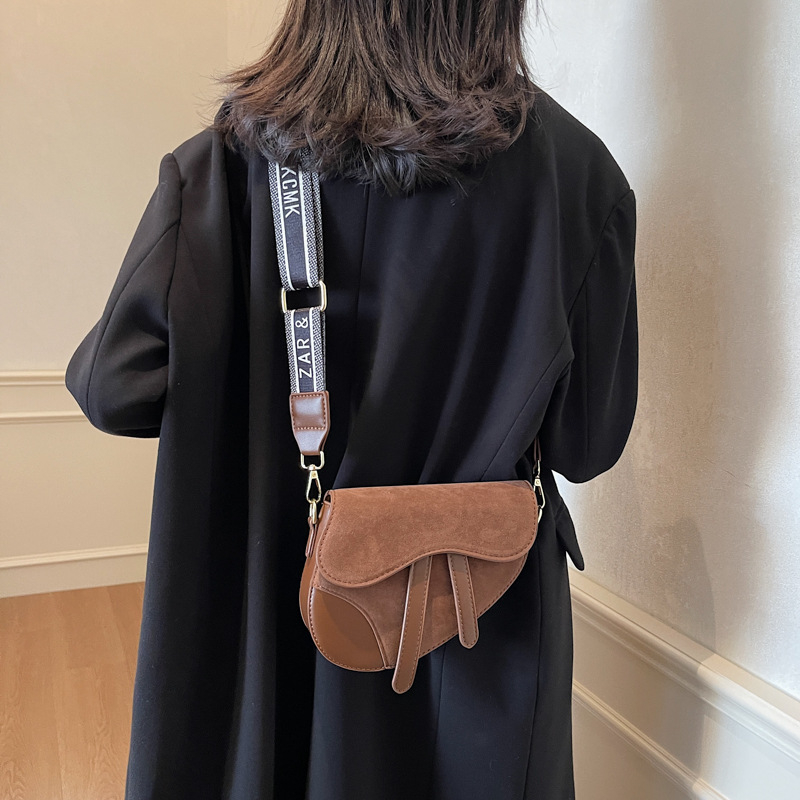 Ženska nubuk crossbody torbica s širokim remenom, proljeće/ljeto 2025, retro nišni dizajn, mini sedlovna torba