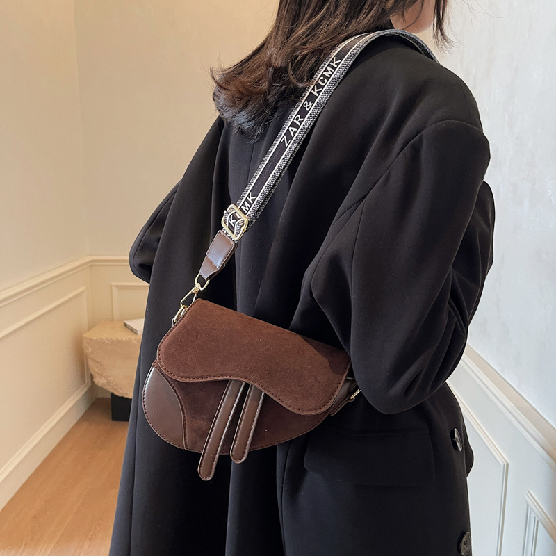 Ženska nubuk crossbody torbica s širokim remenom, proljeće/ljeto 2025, retro nišni dizajn, mini sedlovna torba