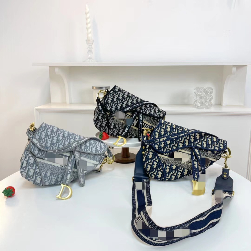 Vintage šivana sedlasta torba, crossbody s širokim remenom, srednja veličina