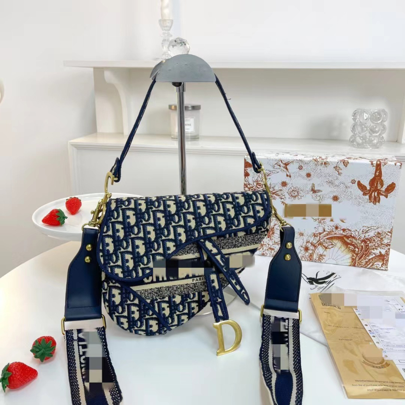 Vintage šivana sedlasta torba, crossbody s širokim remenom, srednja veličina