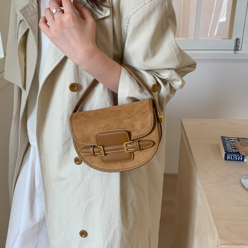 Ženska torbica u korejskom stilu s teksturom, jesen-zima 2025, crossbody torbica na rame u saddle stilu