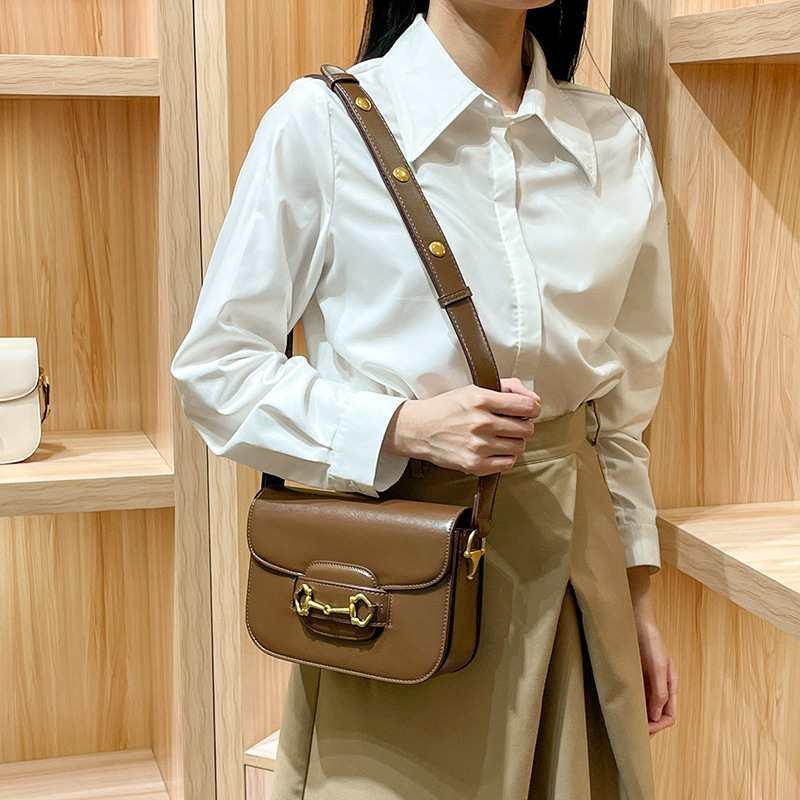 Prava kožna torba tipa sedlo, model 2026, crossbody torba preko ramena, mala kvadratna ženska torba, jednostavan dnevni stil