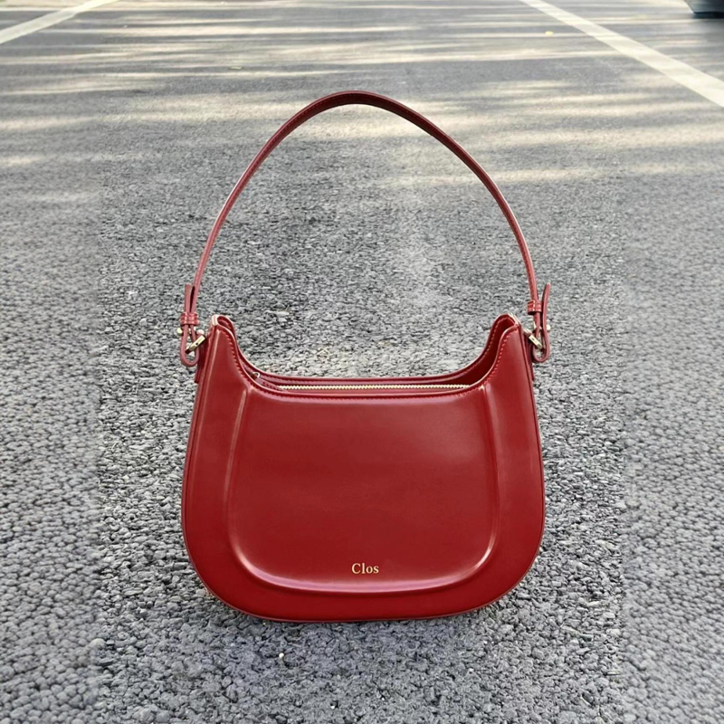 Crvena ženska kožna torbica u stilu Saddle Bag, malih veličina