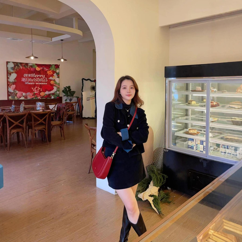 Crvena ženska kožna torbica u stilu Saddle Bag, malih veličina