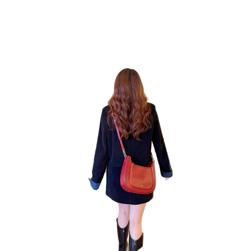 Crvena ženska kožna torbica u stilu Saddle Bag, malih veličina